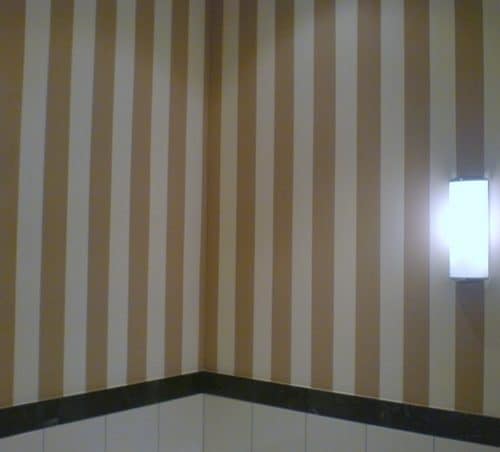 anstrich in streifen im bad