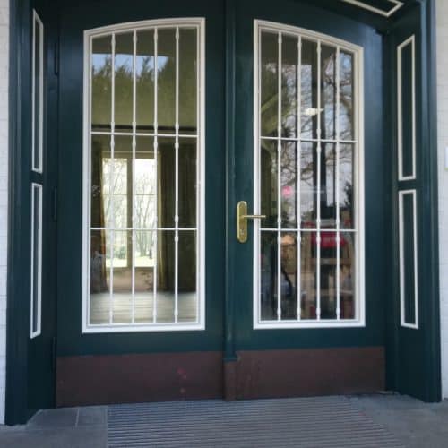 eingangstuer zweifarbig lackiert