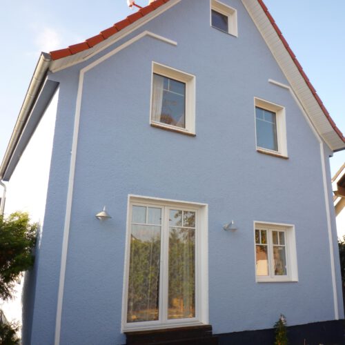 fassadenanstrich mit aufgesetzten kabelkanaelen