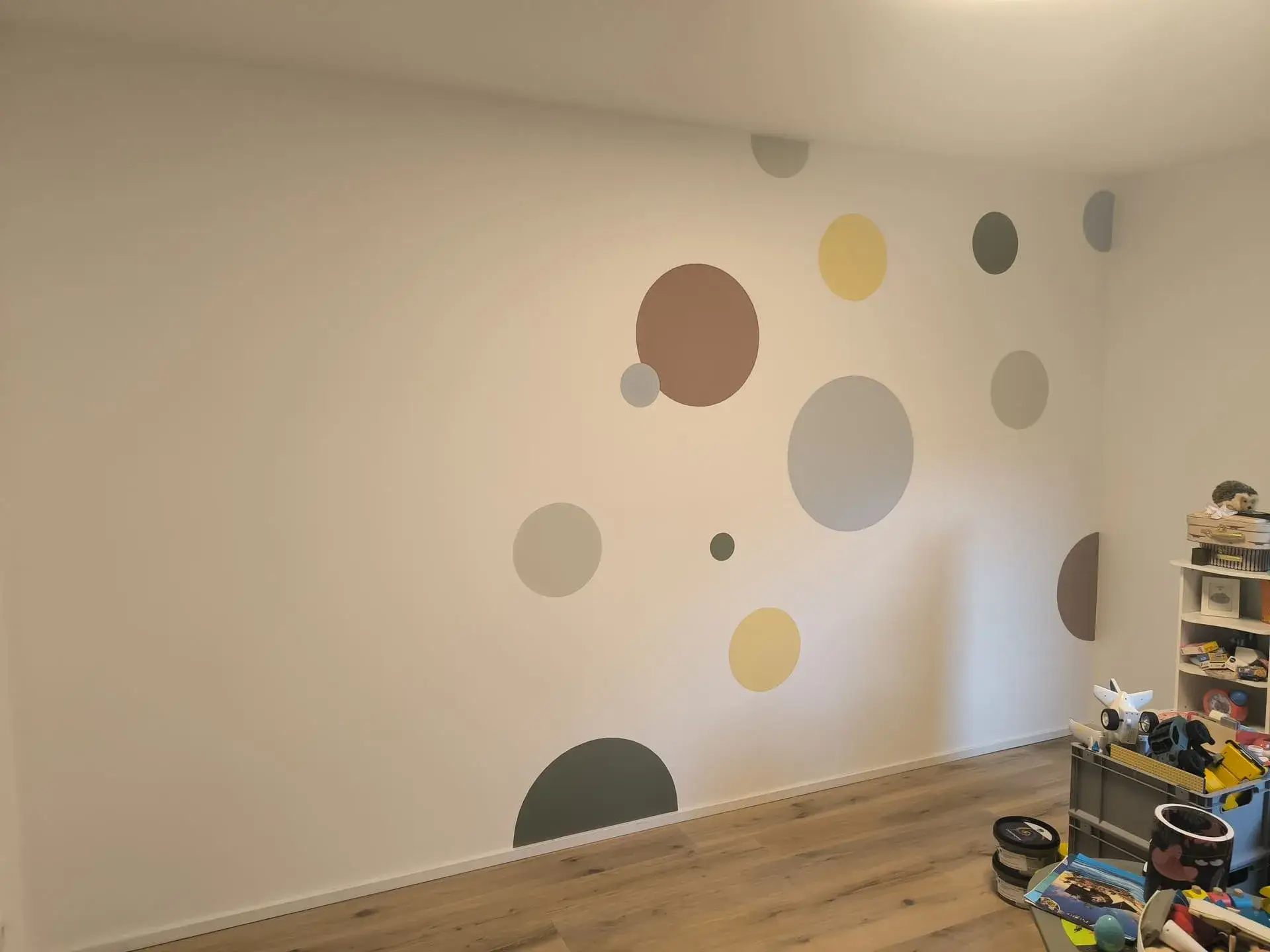 Wandgestaltung im Kinderzimmer mit bunten Kreisen in Pastellfarben, Farrow and Ball Farbtöne