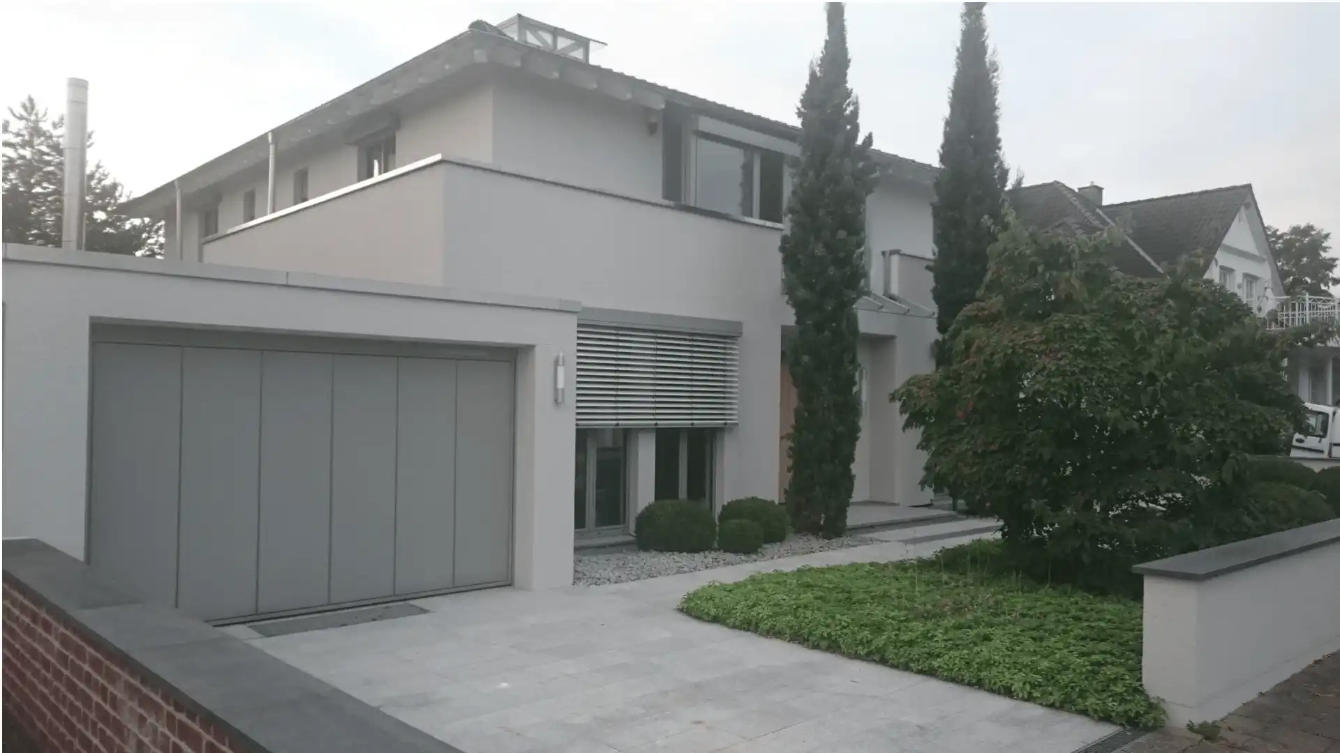 Frisch gestrichene Fassade eines modernen Wohnhauses in Meerbusch, ausgeführt mit wetterbeständiger silikonharzvergüteter Fassadenfarbe.